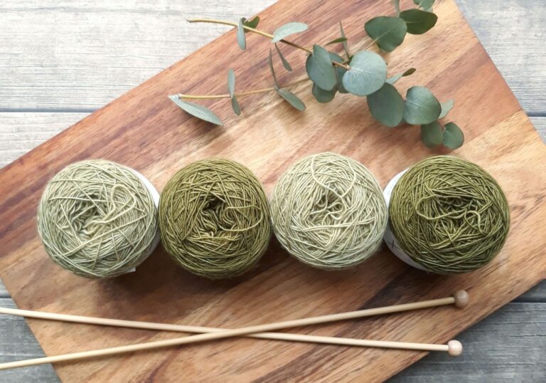 Ruční práce: kouzlo klubíček Tvořivé léto: tipy na vhodné knihy o háčkování i malování na hedvábí