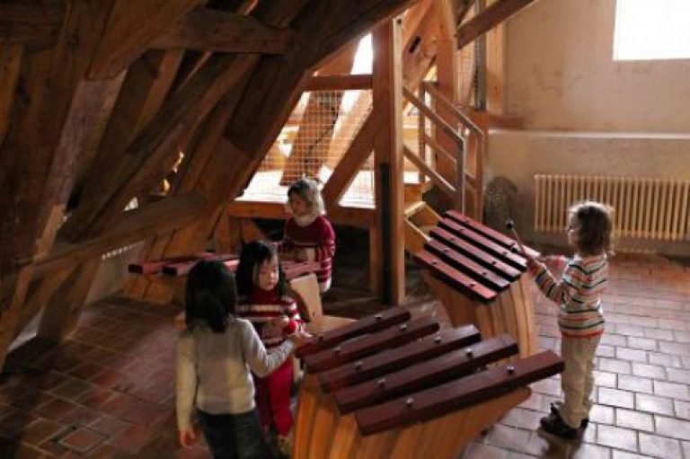 Navštivte s dětmi výstavu Vikýře PLAY v Malostranské besedě