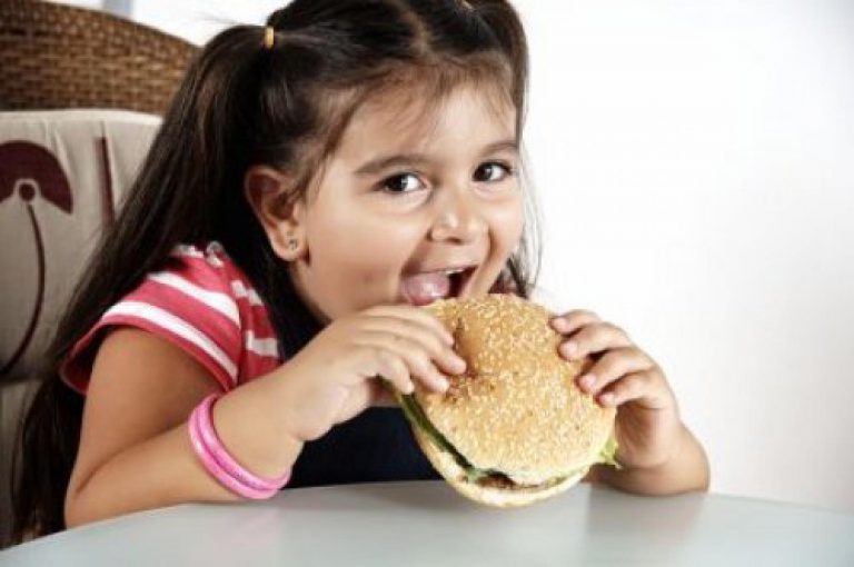 Dětská obezita: co ji způsobuje a jak ji řešit