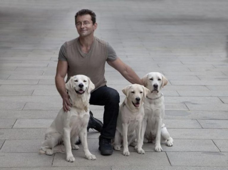 Výstava fotografií, která pomáhá