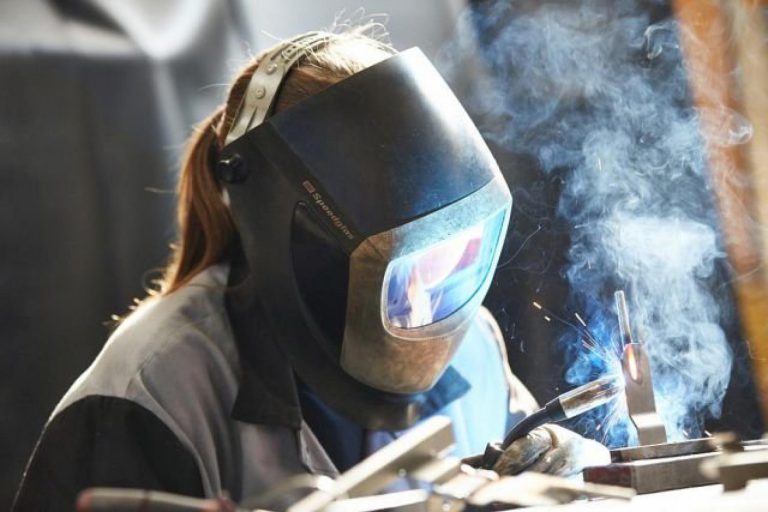 Neobvyklá ženská profese? Svářečka!