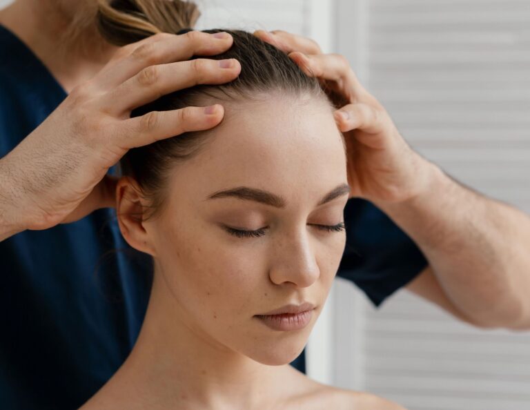 Indická masáž hlavy: pomáhá snižovat napětí, zlepšovat spánek i bolest hlavy Indická masáž hlavy: pomáhá snižovat napětí, zlepšovat spánek i bolest hlavy