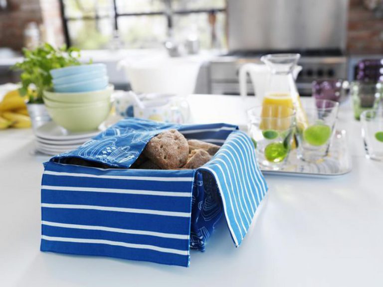 Stolování podle barev: žlutá rozzáří stůl, modrá ladí se sklem Stolování podle barev: žlutá rozzáří stůl, modrá ladí se sklem