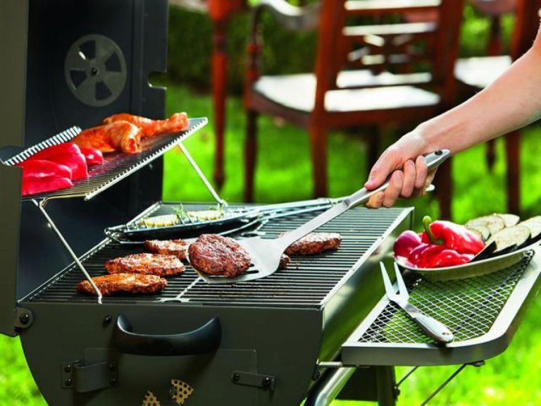 Chytré pomůcky ke grilu: hodí se nejen obracečka a kleště Chytré pomůcky ke grilu: hodí se nejen obracečka a kleště