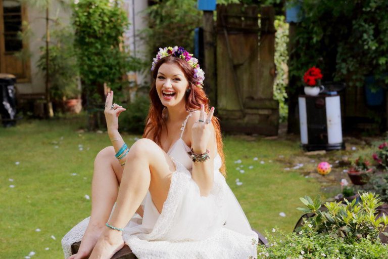 Jitka Boho myslí na zadní vrátka. Mimo modeling a zpěv je i vizážistkou