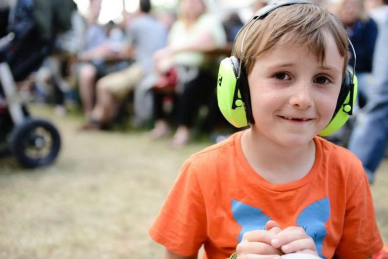 Letní hudební festivaly s dětmi: jak ochránit jejich sluch?
