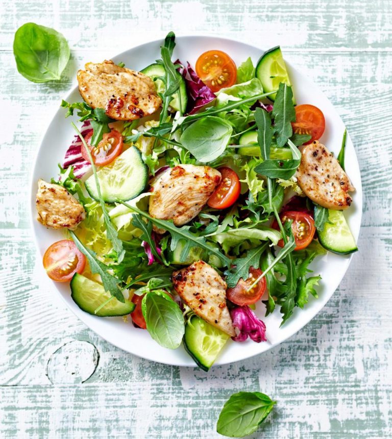 Salát s kuřetem marinovaným v pestu ze sušených rajčat