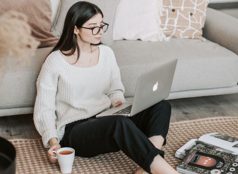 Ryby nepláčou: tragikomický román o negativním dopadu technologií na mezilidské vztahy