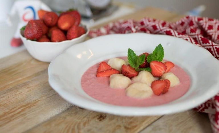 Tvarohové nočky s jahodovou omáčkou