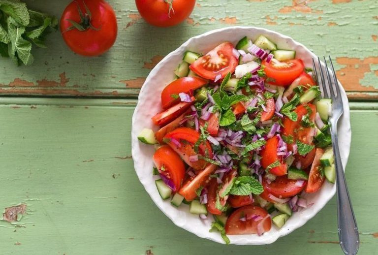 Osvěžující rajčatový salát s mátou