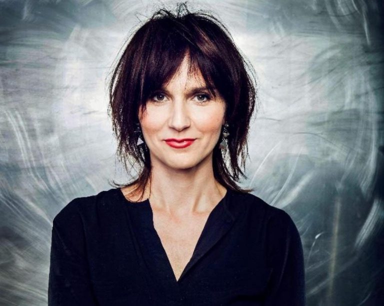 Misha Čadková: In jsou ofiny, mikáda a vlny