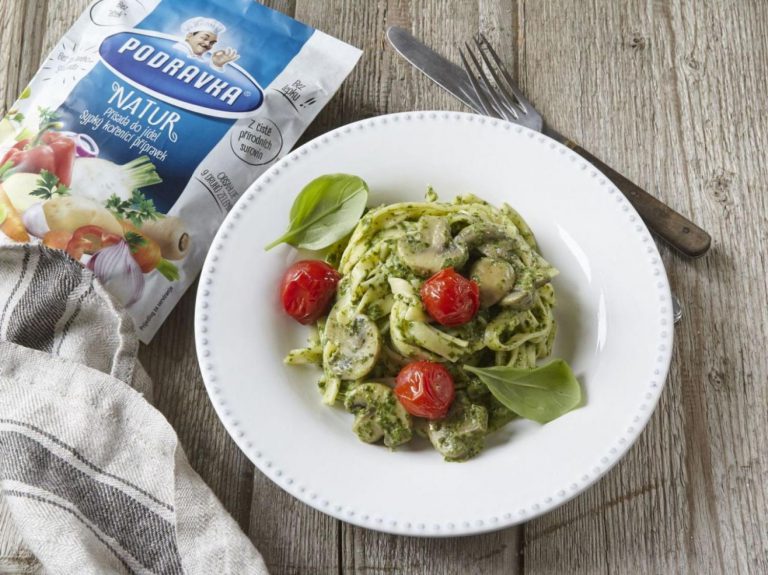 Fettuccine se špenátovým krémem a opečenými cherry rajčátky Fettuccine se špenátovým krémem a opečenými cherry rajčátky