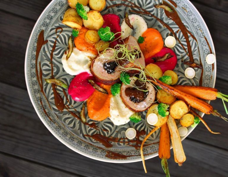 Vepřová panenka se švestkovou omáčkou a pyré z podzimní zeleniny Vepřová panenka se švestkovou omáčkou a pyré z podzimní zeleniny