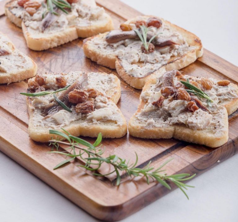 Topinky crostini s ricottou, ančovičkami a hruškou Topinky crostini s ricottou, ančovičkami a hruškou