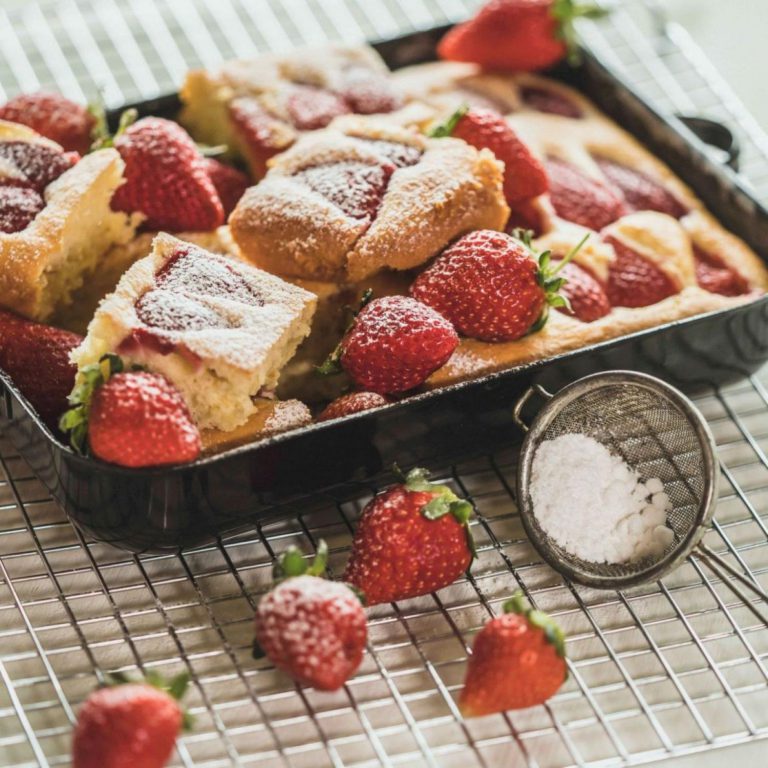 Hrnkový jahodový koláč s bílou čokoládou Hrnkový jahodový koláč s bílou čokoládou