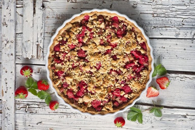 Jahodovo-rebarborový koláč ze špaldové mouky