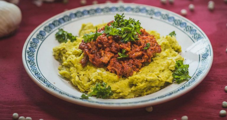 Hrachová kaše s trhaným vepřovým masem Hrachová kaše s trhaným vepřovým masem