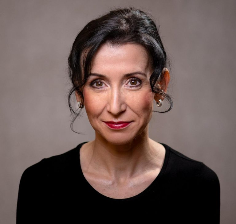 Slavnostní líčení a účes pro kratší vlasy Slavnostní líčení a účes pro kratší vlasy