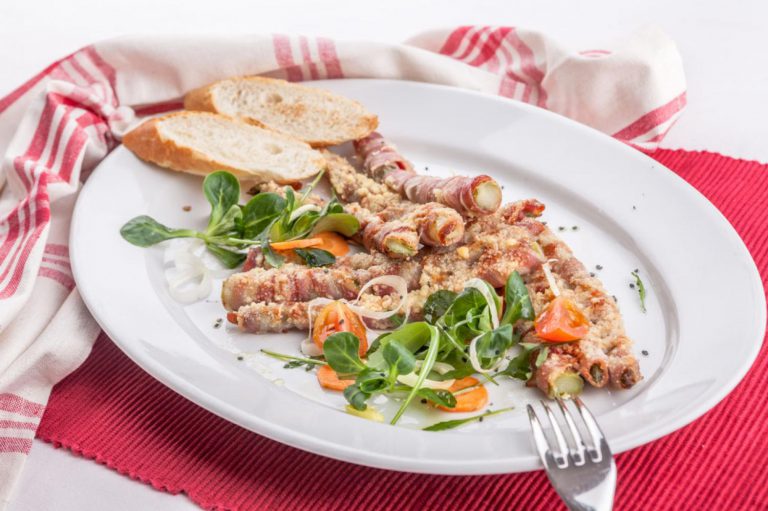 Opečený chřest s italským Speckem a sýrem Tre Corti Opečený chřest s italským Speckem a sýrem Tre Corti