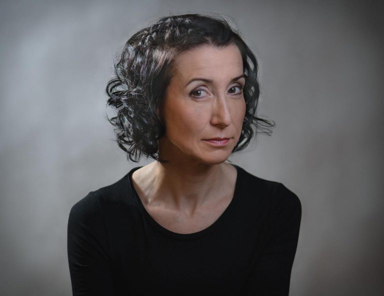 Chic do práce i na koktejl: líčení v neutrálních barvách pro každou příležitost Chic do práce i na koktejl: líčení v neutrálních barvách pro každou příležitost