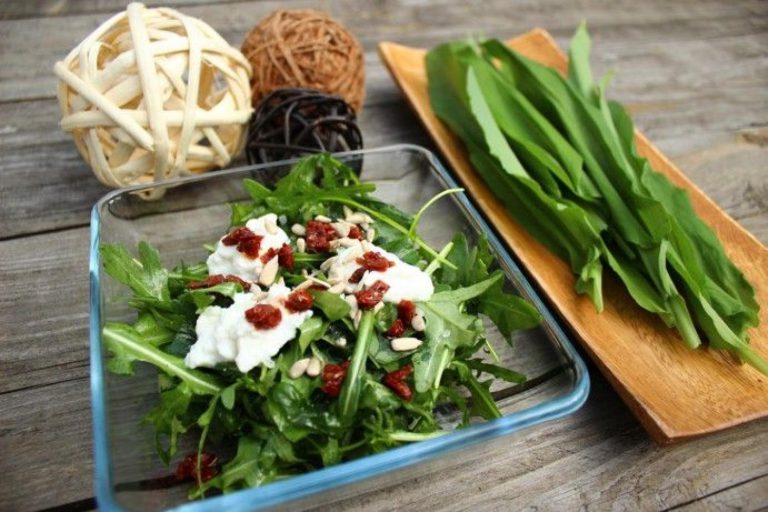 Rukolový salát s medvědím česnekem Rukolový salát s medvědím česnekem