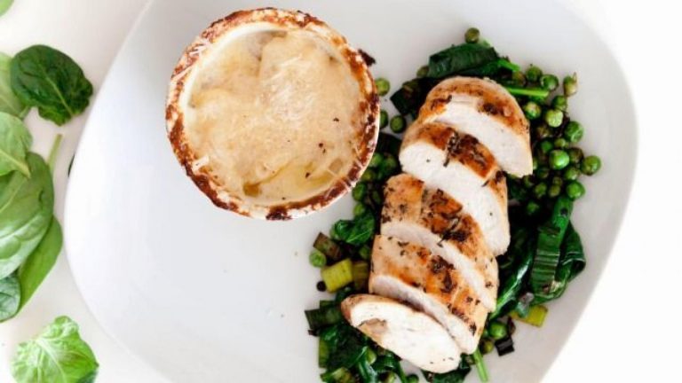 Kuřecí prsíčka s hráškem a smetanovými brambory Kuřecí prsíčka s hráškem a smetanovými brambory