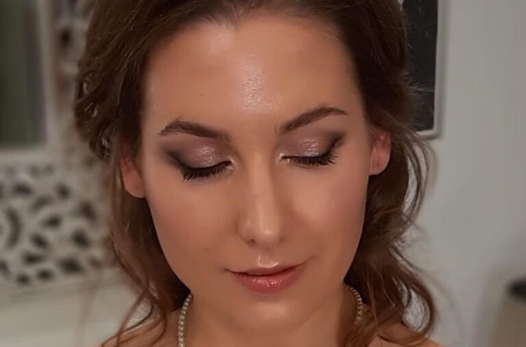 Svatební make-up a účes pro tmavé vlasy