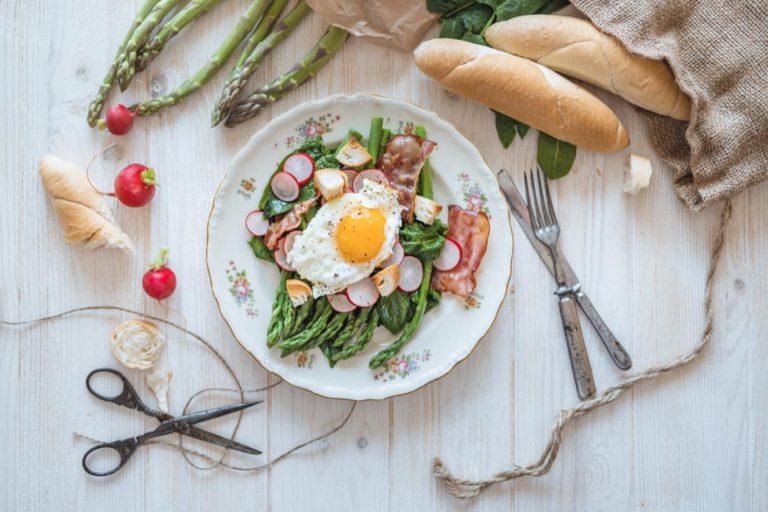 Chřestový salát se slaninou a sázeným vejcem Chřestový salát se slaninou a sázeným vejcem