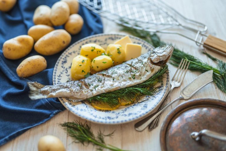 Pečený pstruh s koprem a brambory Pečený pstruh s koprem a brambory