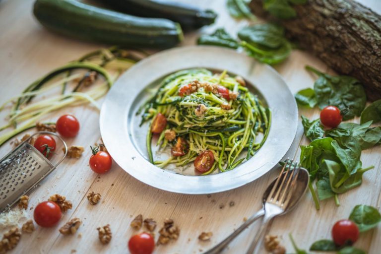 Cuketové zoodles se špenátovým pestem