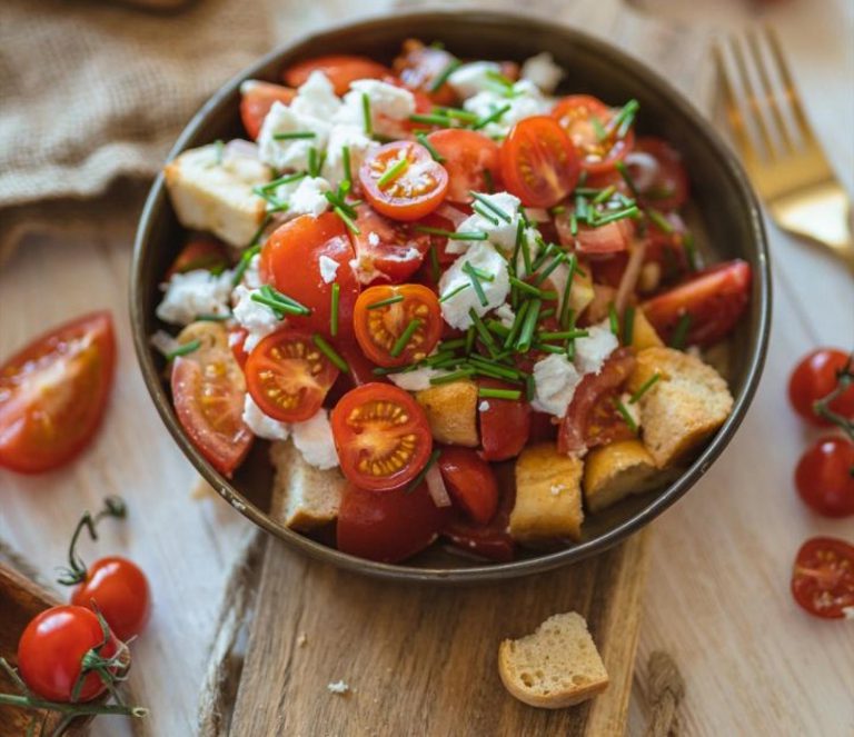 Rajčatový salát s kozím sýrem Rajčatový salát s kozím sýrem