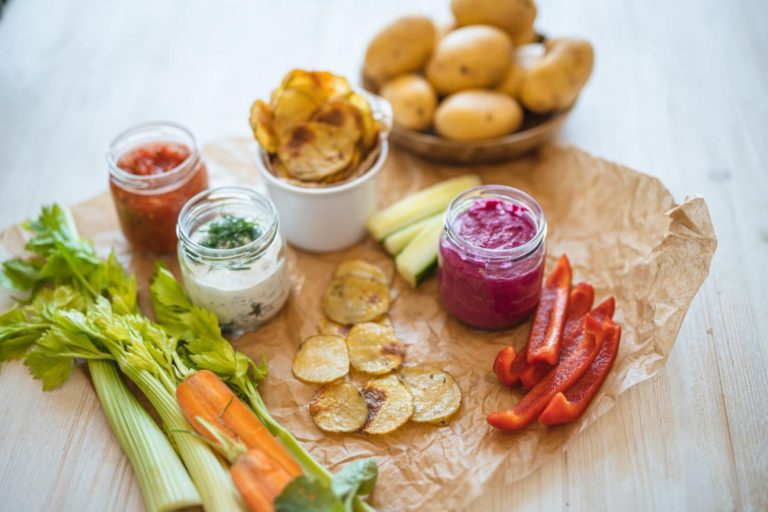 Bramborové lupínky a čerstvá zelenina s variací dipů Bramborové lupínky a čerstvá zelenina s variací dipů