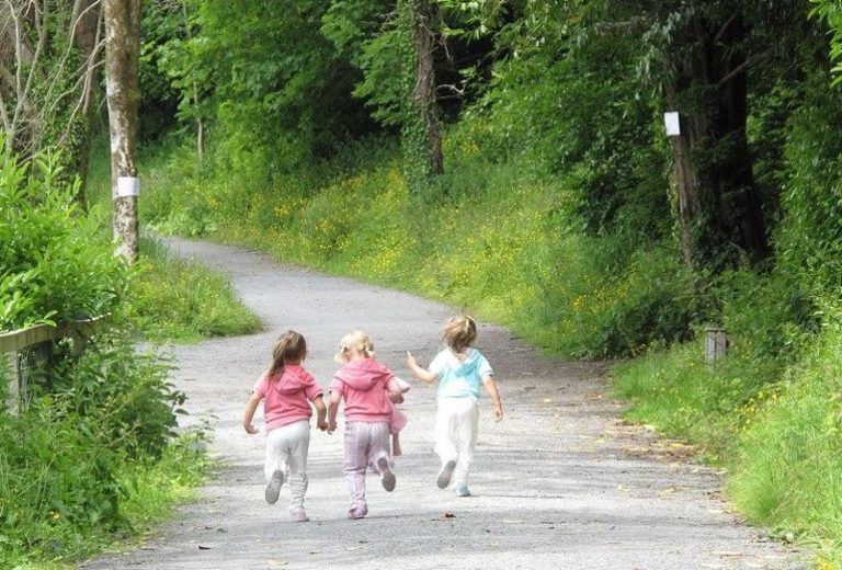 Chůze je jeden z nejzdravějších pohybů nejen pro děti Správná chůze dětí: pozor na vtáčení špiček a šmajdání