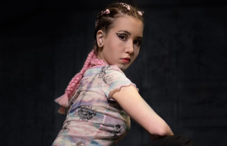 Módní trendy: copánky a výrazné oční linky Módní trendy: copánky a výrazné oční linky