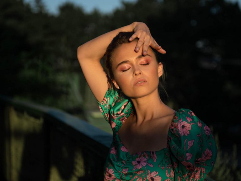 Móda na letní vlně: make-up a oblečení pro horké letní dny