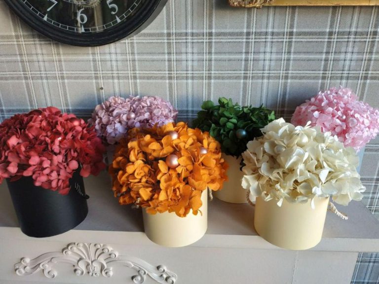 Dekorace na vánoční stůl: stabilizované květiny vydrží a drobnými úpravami ji změníte dle potřeby