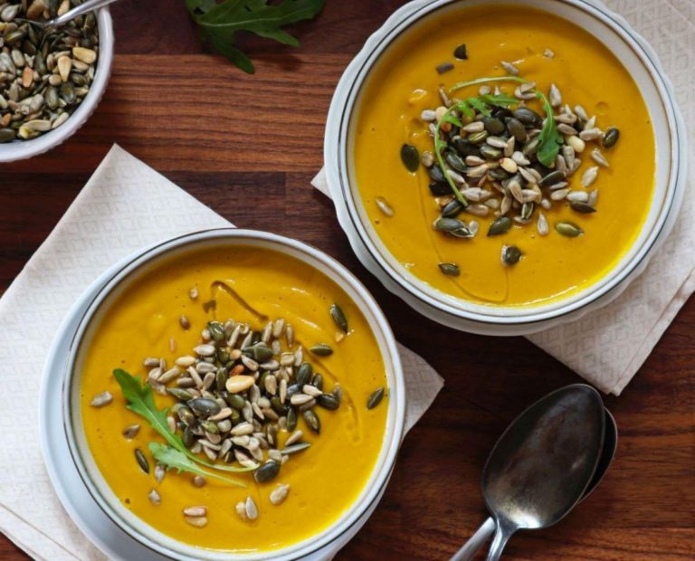 Batátová polévka se smaženou cibulkou Batátovo-mrkvový krém