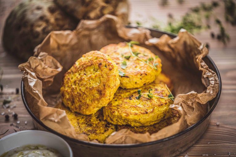 Celerové karbanátky s krůtím masem a jogurtovým dipem Celerové karbanátky s krůtím masem a jogurtovým dipem