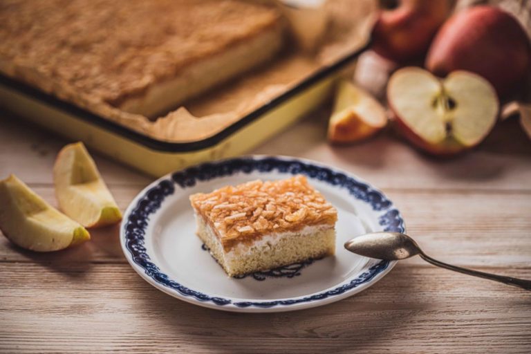 Jablečné řezy se zakysanou smetanou Jablečné řezy se zakysanou smetanou