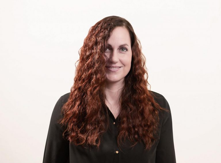 Módní vlasové trendy 2021: vlny