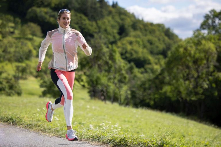 Běhání: podívejte se na trendy kousky oblečení pro první jarní kilometry