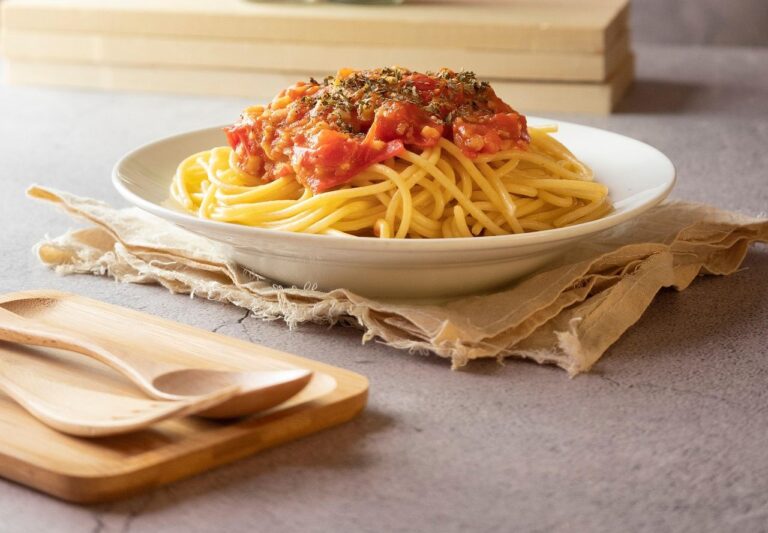 Boloňské špagety s kuřecím mletým masem Boloňské špagety s kuřecím mletým masem