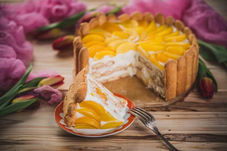 Nepečený dort s tvarohem a broskvemi