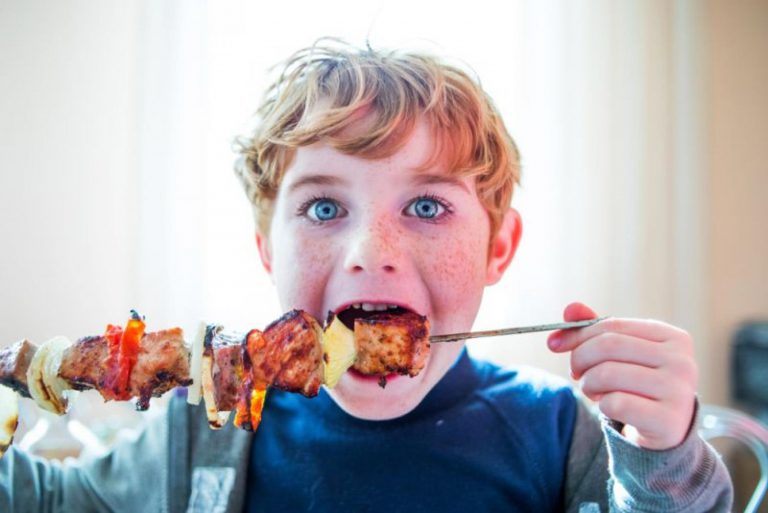 Barevné kuřecí špízy na grilu Barevné kuřecí špízy na grilu