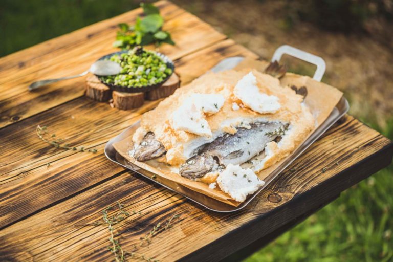 Pstruh pečený v solné krustě s mačkaným hráškem a mátou