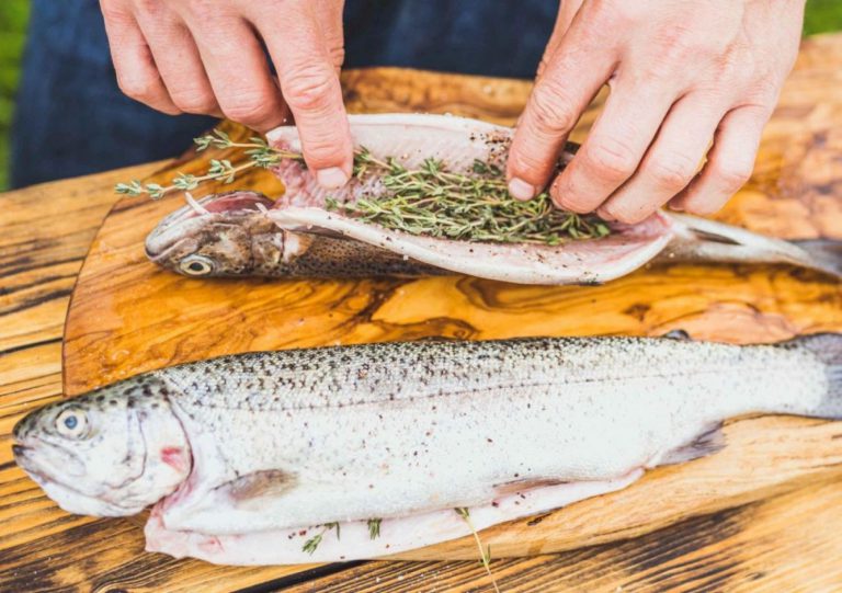 Jak správně grilovat ryby a které ryby se hodí na gril. Víte, jak poznáte čerstvou rybu?