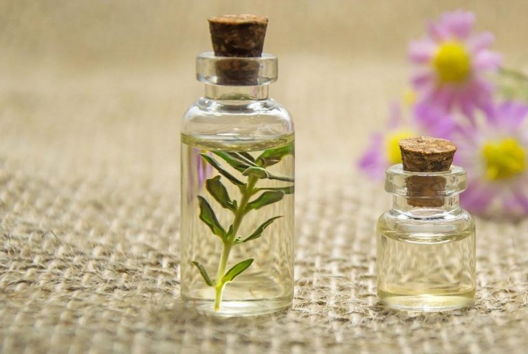 Jak nám prospívá Tea Tree olej: pro zdravou pokožku, vlasy i nehty