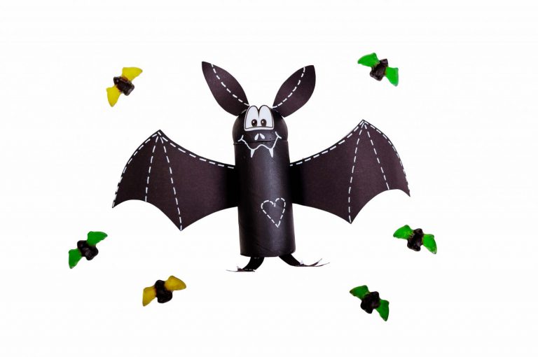 Halloweenská dekorace: netopýr z ruličky od toaletního papíru