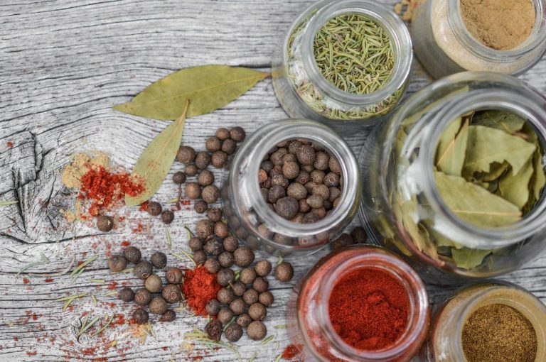 Účinky koření na naše zdraví: oregano snižuje zahlenění, kmín a bobkový list podporují trávení