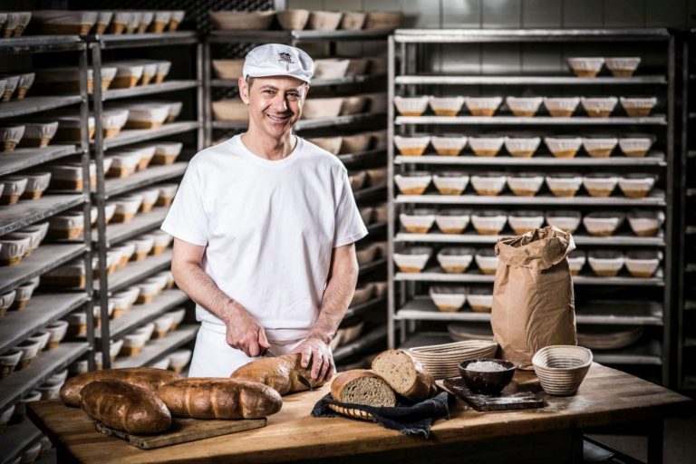 Globus k oslavě svého 25. výročí napekl bohaté dorty a zdobené chleby